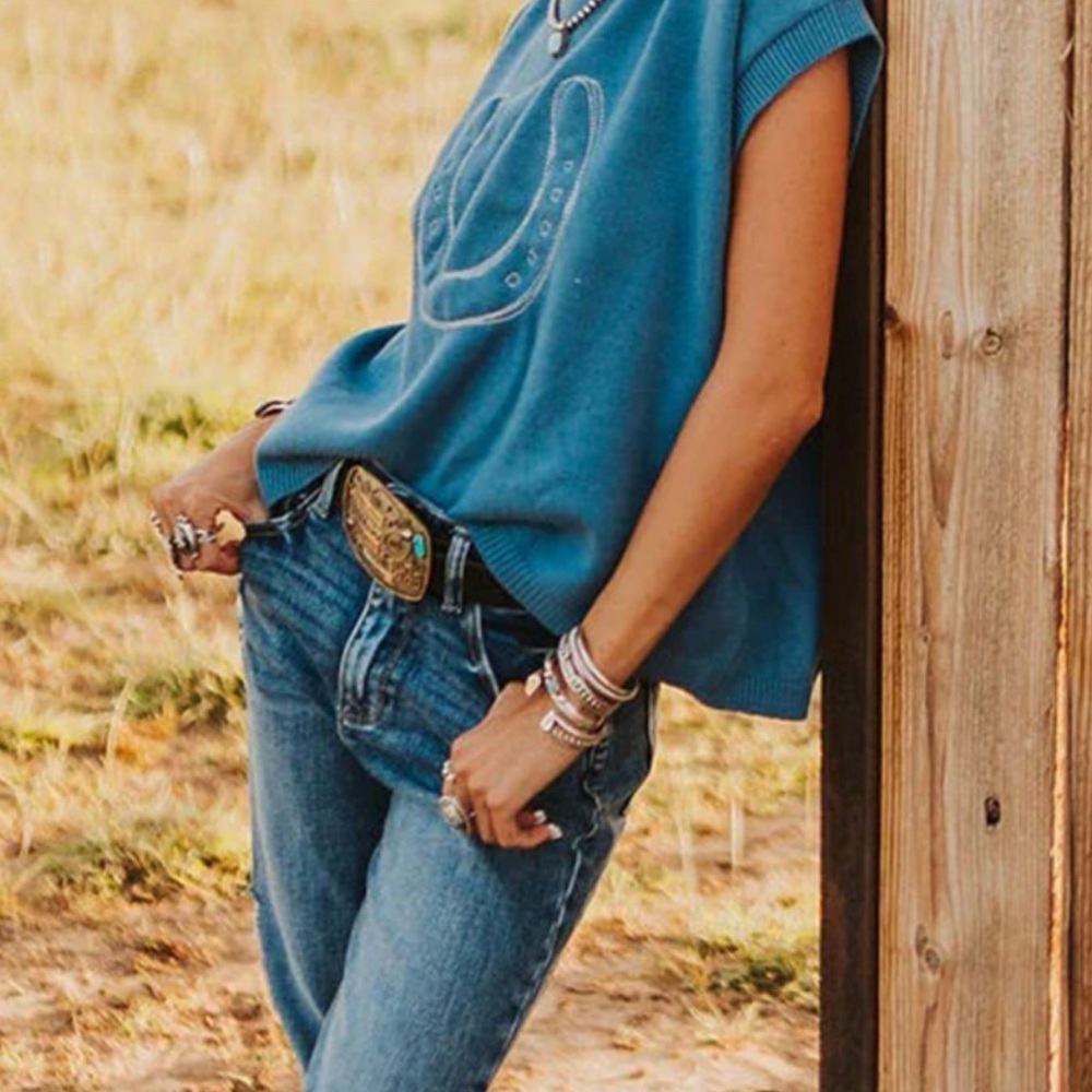 Blue Sleeveless Top with Horseshoe Design - Picture 4 of 4
